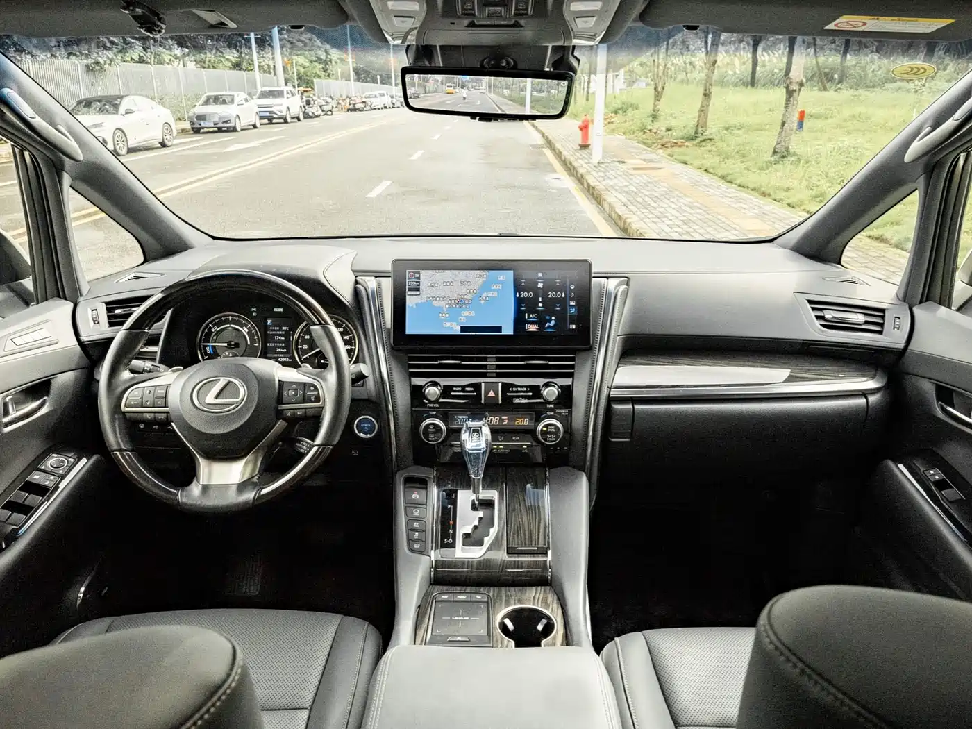 Lexus LM 2020 300h 4-Seat Imperial Edition фото 5