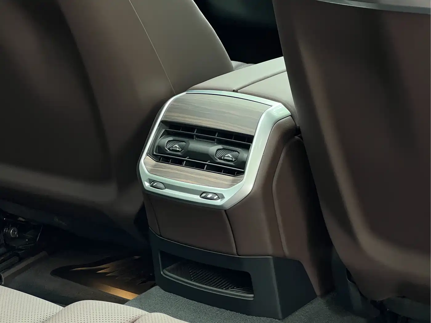 BMW 7 Series 2023 Model 735Li M Sport Package фото 21