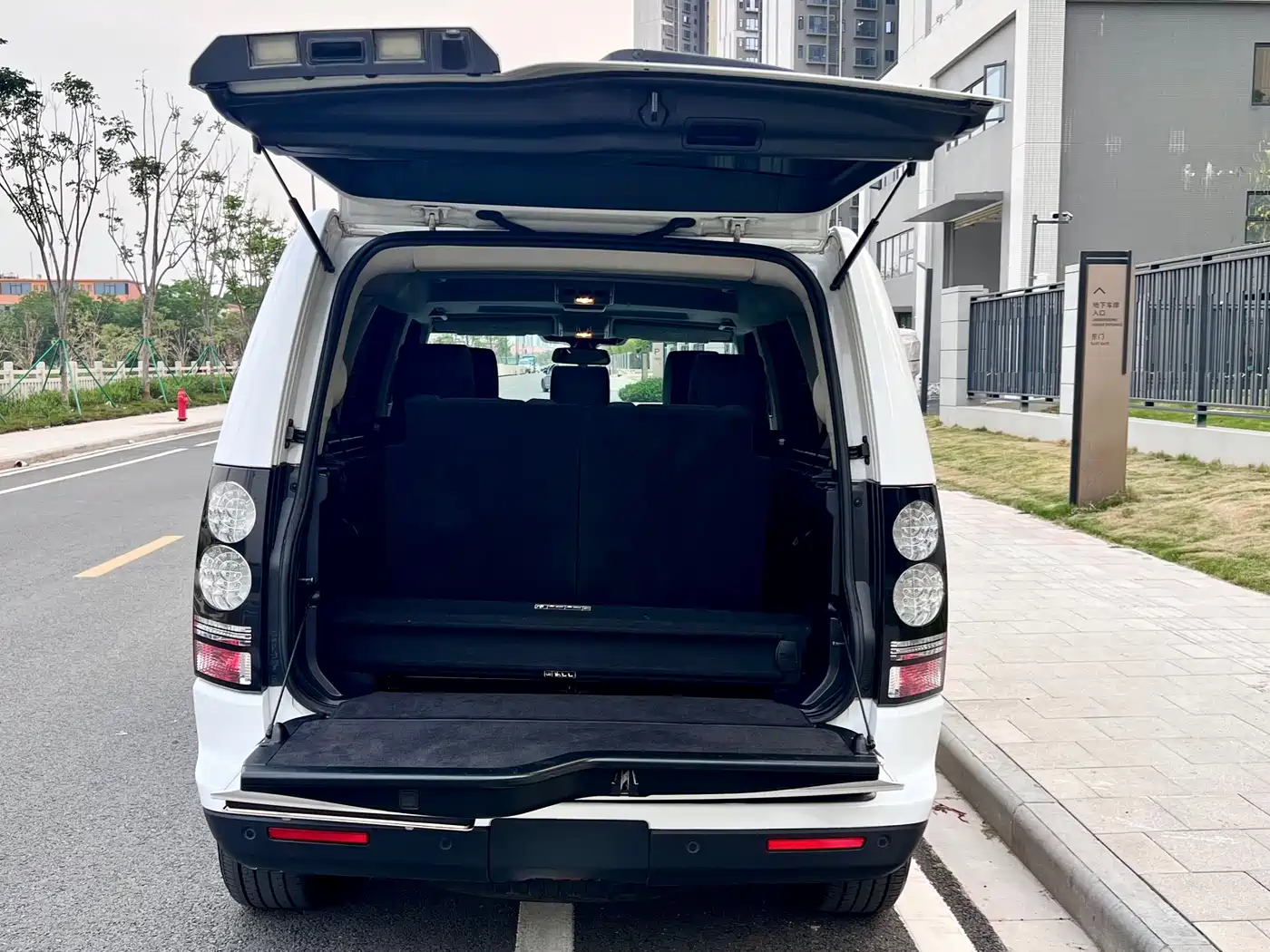 Land Rover Discovery 2014 3.0 SC V6 HSE фото 14