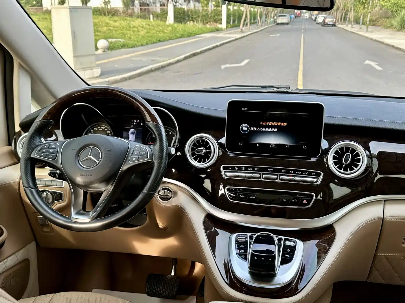 Mercedes-Benz V-Class 2018 V 260 L Premium Long Wheelbase Edition China VI фото 8