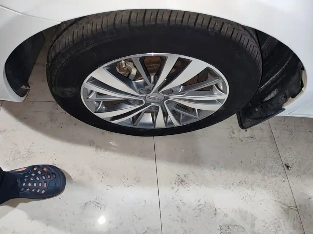 Фото 23 - Geely Emgrand