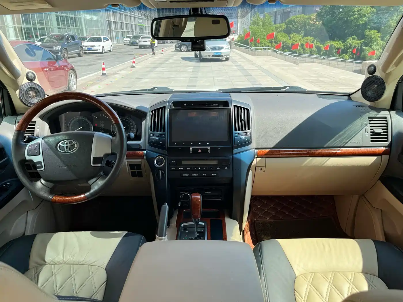 Toyota Land Cruiser (Import) 2015 4.6L V8 Middle East Limited Edition фото 15