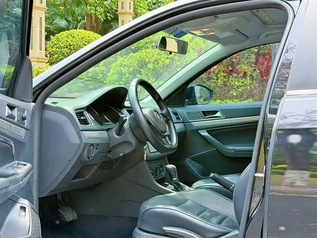 Volkswagen Lavida 2015 1.6L Automatic Comfort Edition фото 8