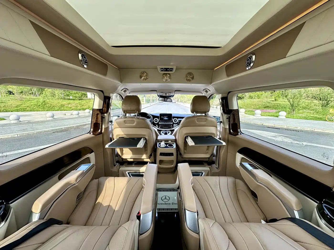 Mercedes-Benz V-Class 2018 V 260 L Premium Long Wheelbase Edition China VI фото 15