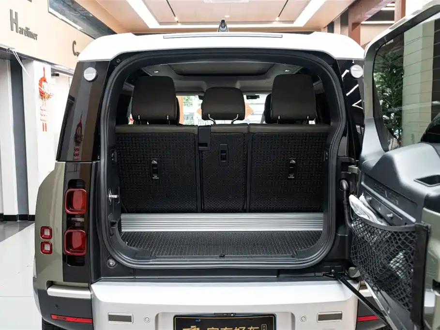 Land Rover Defender 2021 90 P400 Classic Replica Edition фото 6