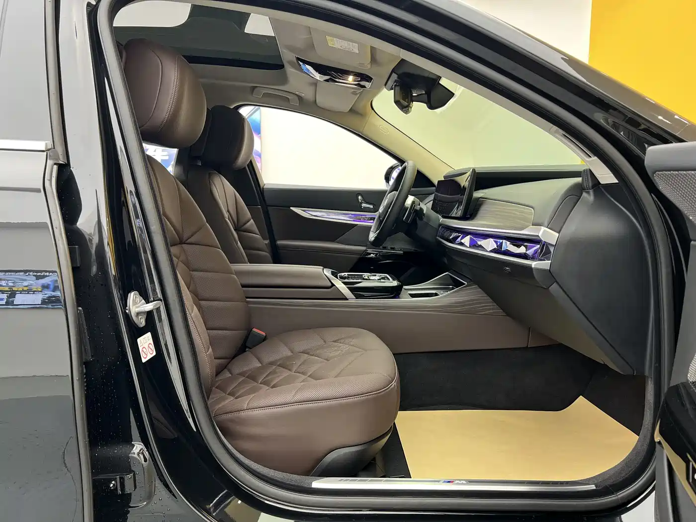 BMW 7 Series 2023 Model 735Li M Sport Package фото 29