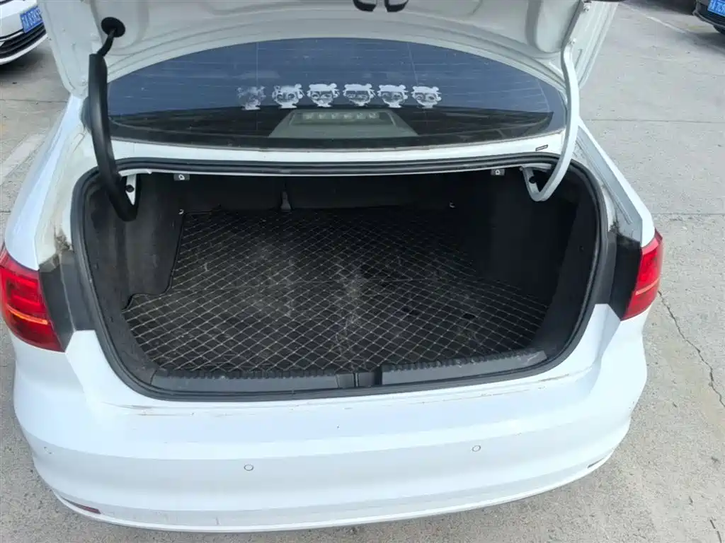 Volkswagen Sagitar 2015 1.6L Automatic Comfort фото 15