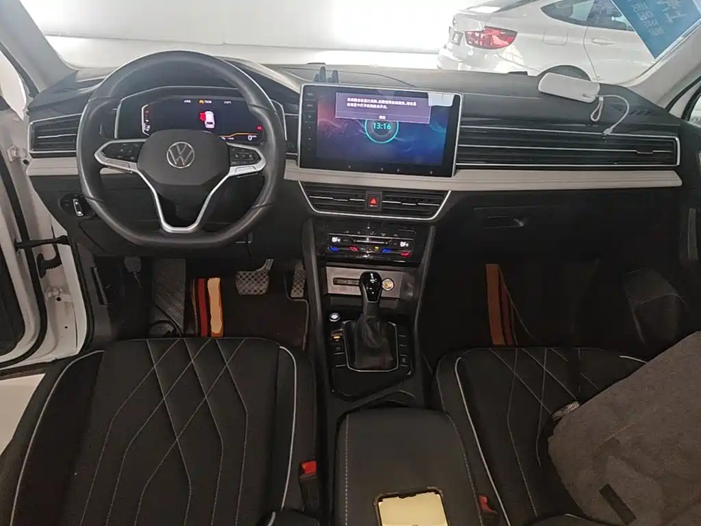 Photo 10 - Volkswagen Tiguan L