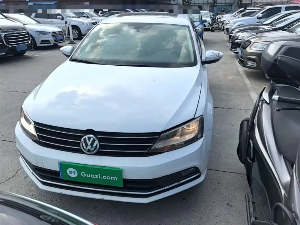 Volkswagen Sagitar 2015 1.6L Automatic Comfort фото 3