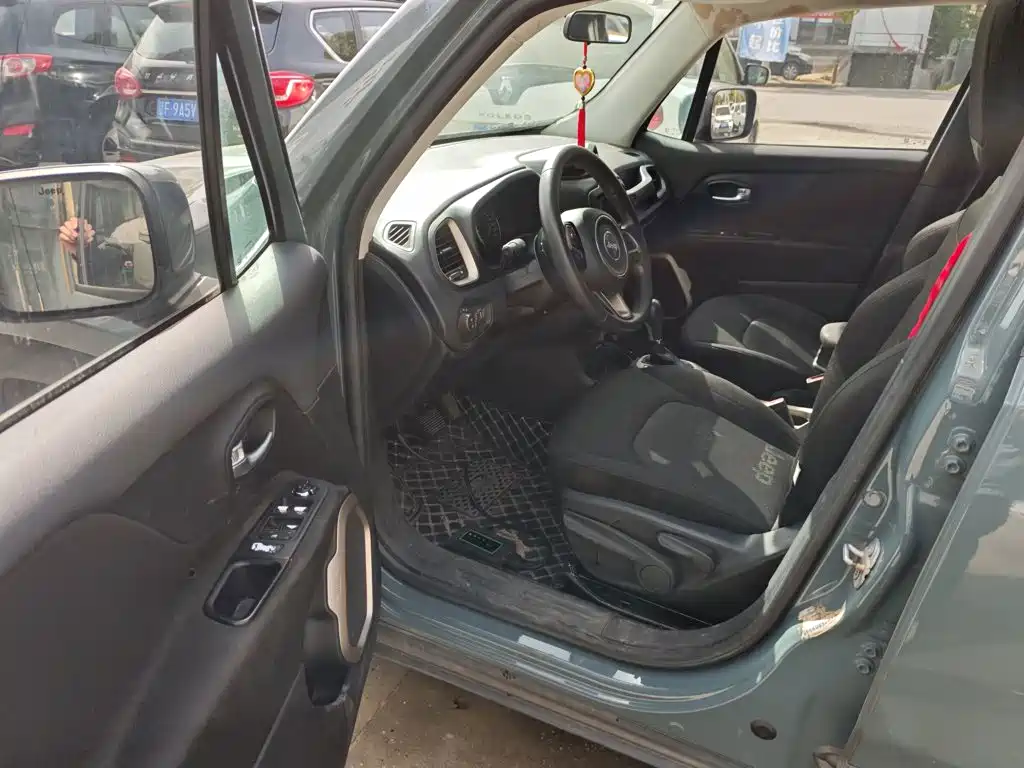 Photo 12 - Jeep Renegade