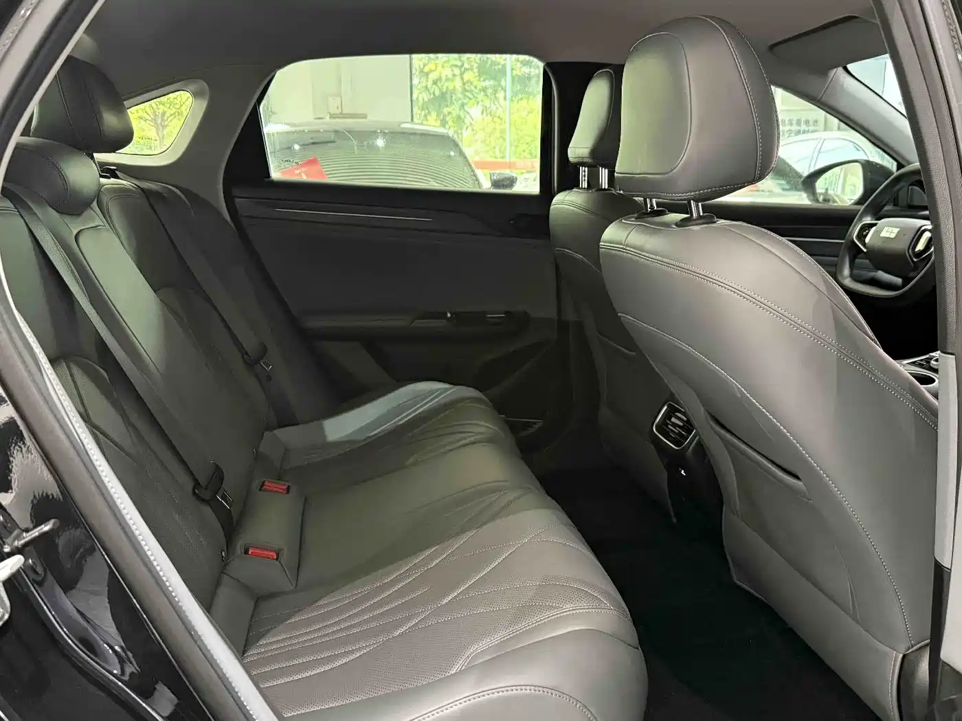 Geely Galaxy Galaxy L6 2025 EM-i 60km Voyage Edition фото 22