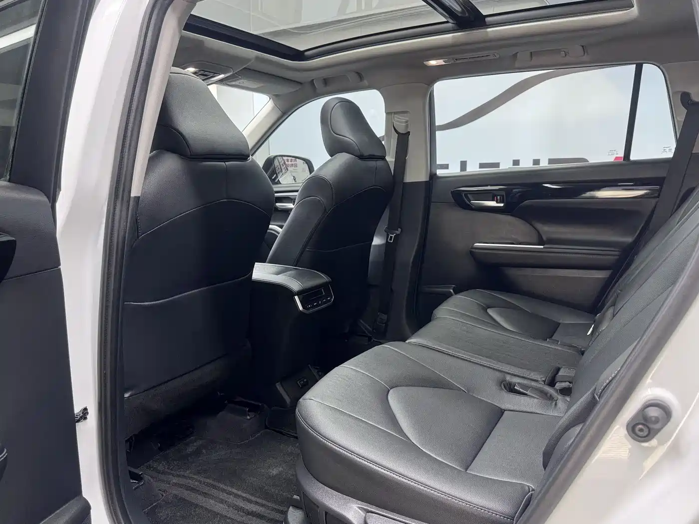 Toyota Highlander 2023 2.5L Smart Hybrid Dual Engine AWD Luxury 7-Seater фото 14