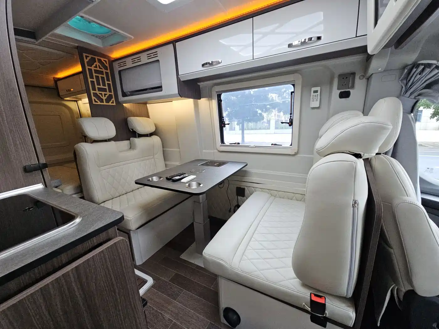 SAIC Maxus MAXUS V90 RV 2022 2021 2.0T Travel Home V90 Self-Contained Class B RV Luxury Transverse Bed