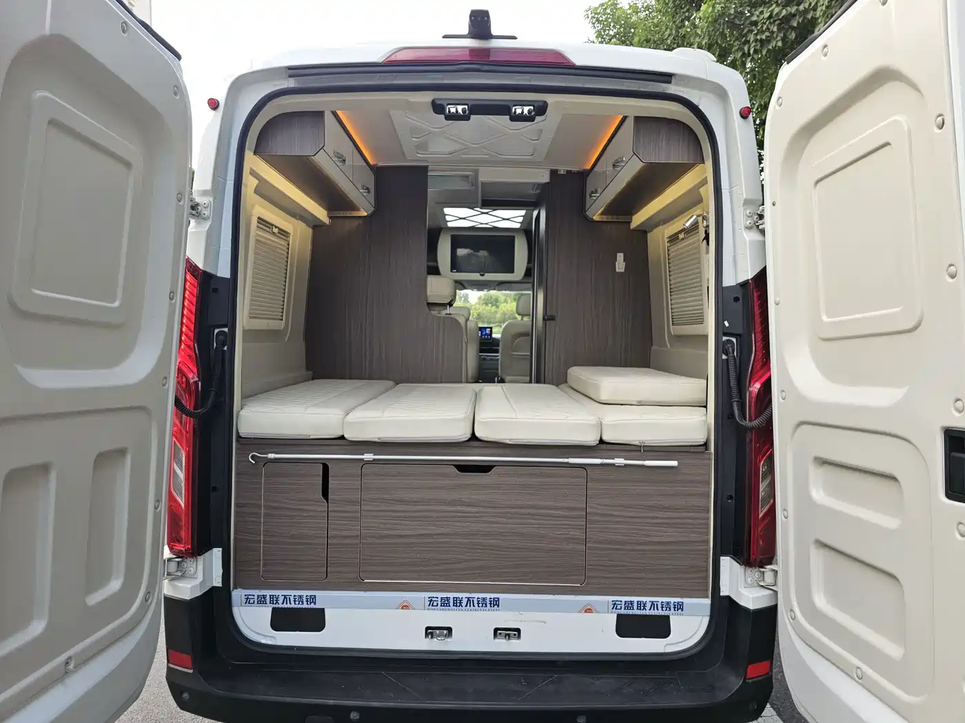 SAIC Maxus MAXUS V90 RV 2022 2021 2.0T Travel Home V90 Self-Contained Class B RV Luxury Transverse Bed