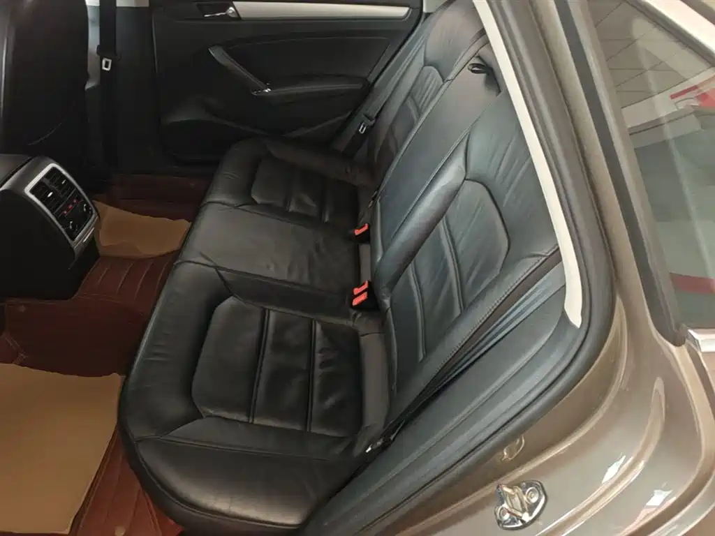 Volkswagen Passat 2015 1.8TSI DSG Honor Edition фото 17