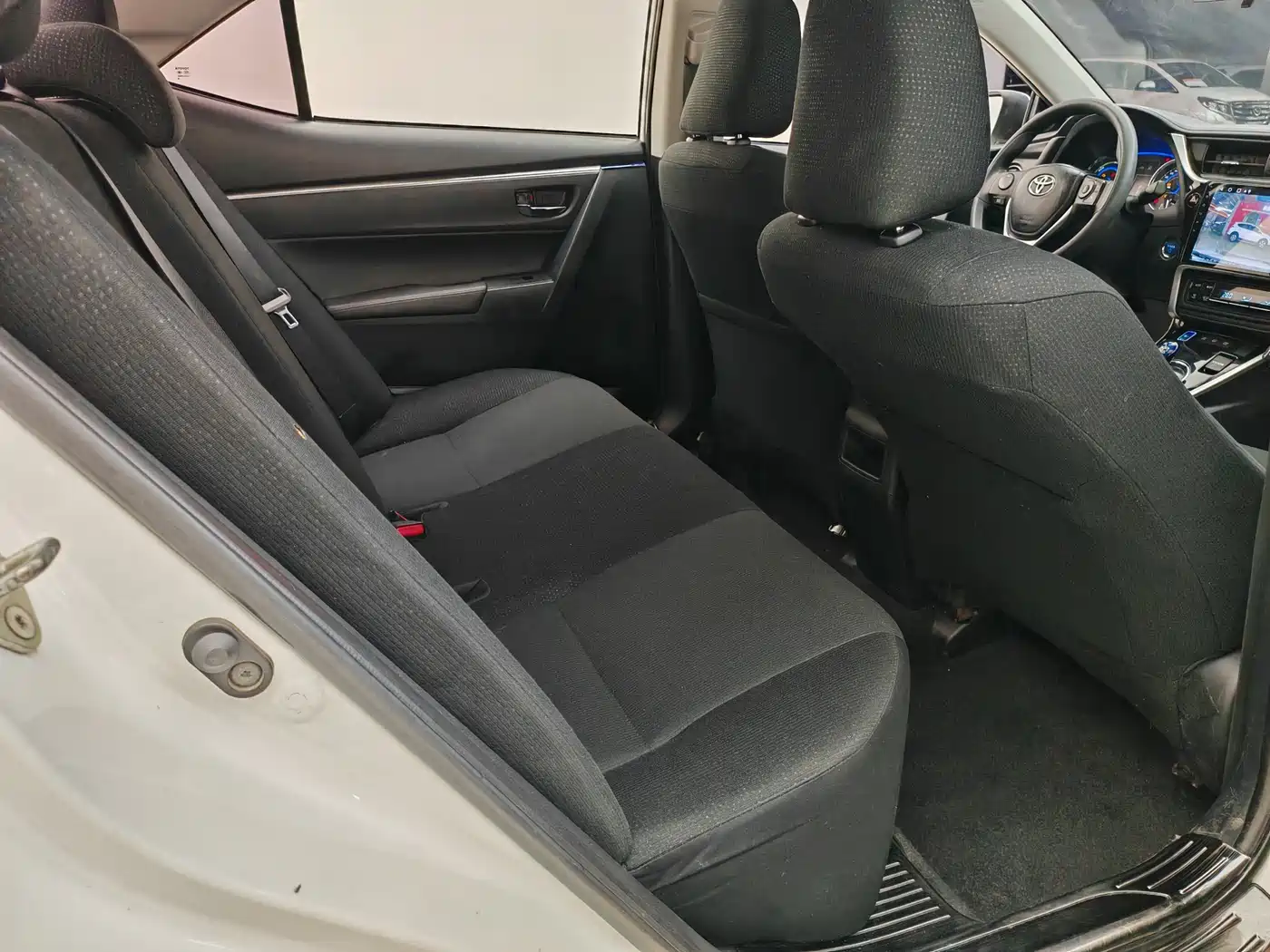 Toyota Corolla 2017 Facelift Hybrid 1.8L E-CVT Leading Edition фото 14