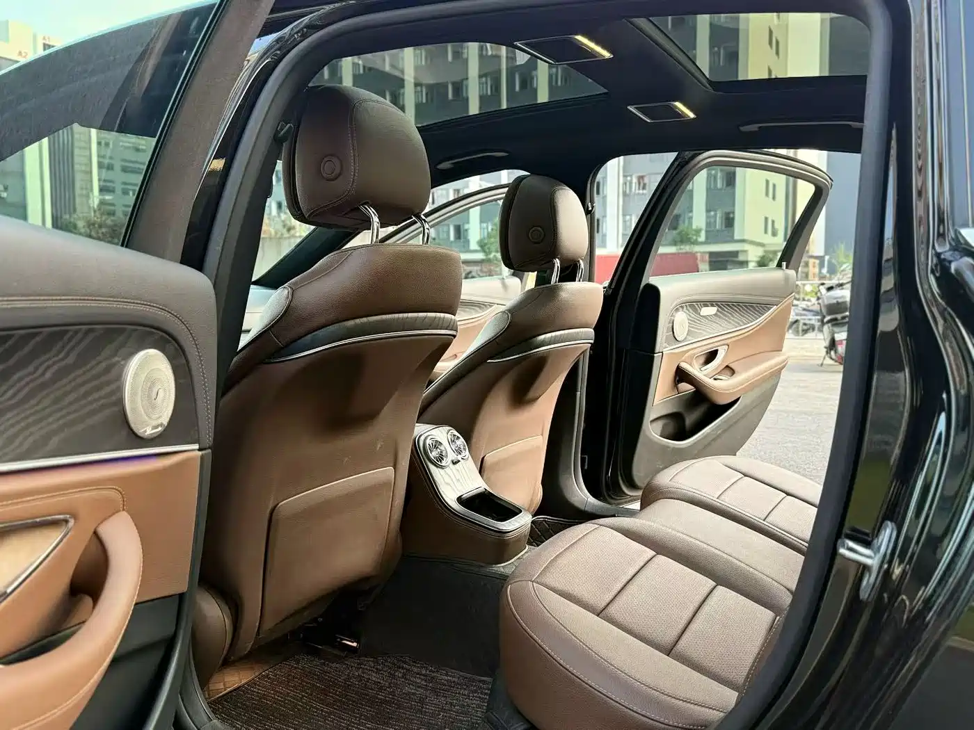 Mercedes-Benz E-Class New Energy 2022 Facelift II E 350 e L Plug-in Hybrid Sports Sedan фото 5