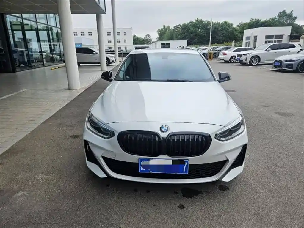 BMW 1 Series 2022 120i M Sport Shadow Edition фото 2