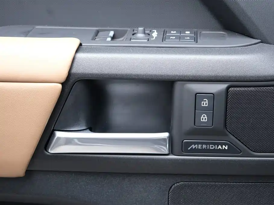 Land Rover Defender 2025 90 3.0T P400 X-Dynamic HSE фото 18