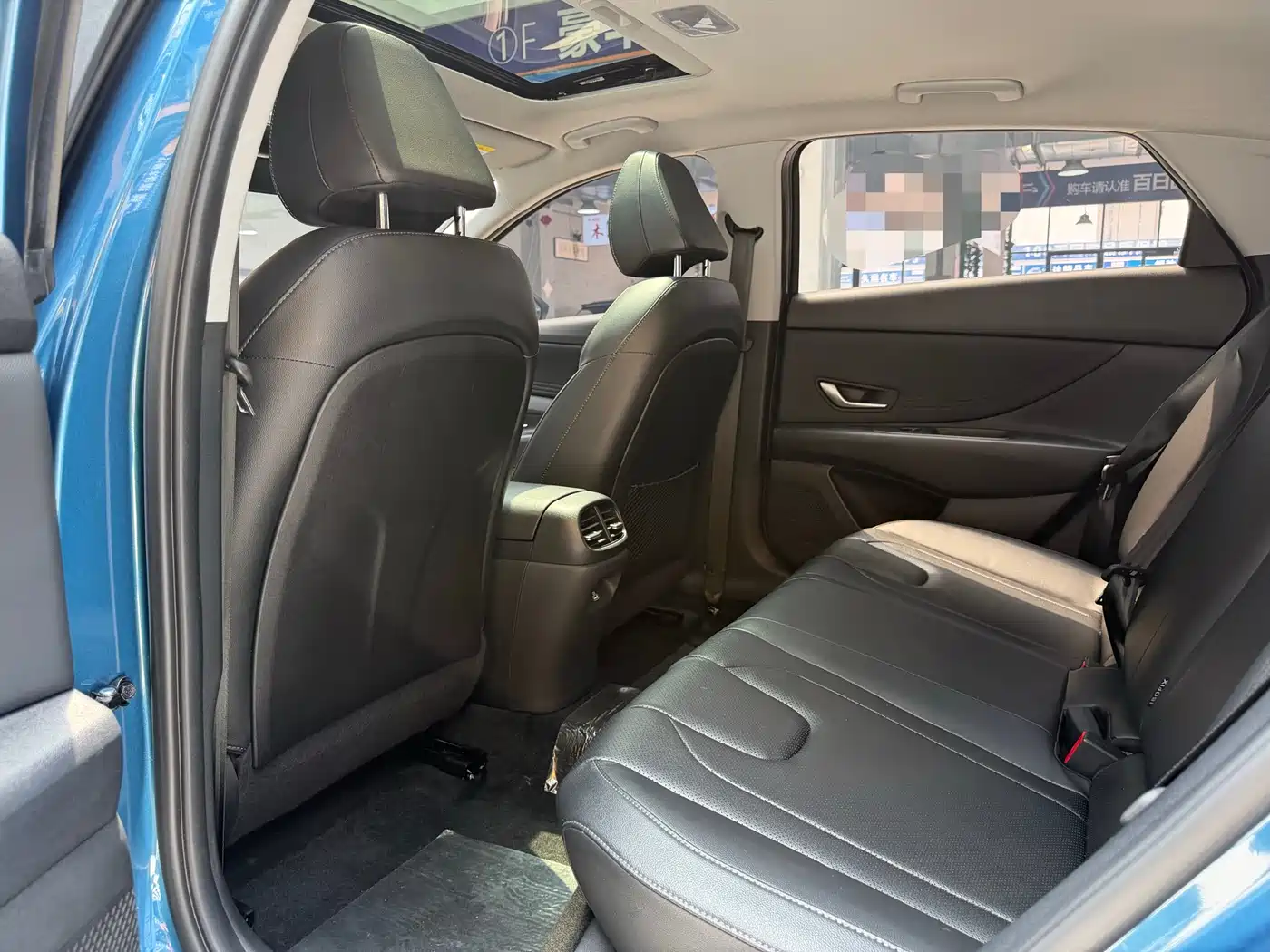 Hyundai Elantra 2022 1.5L CVT LUX Premium Edition фото 17