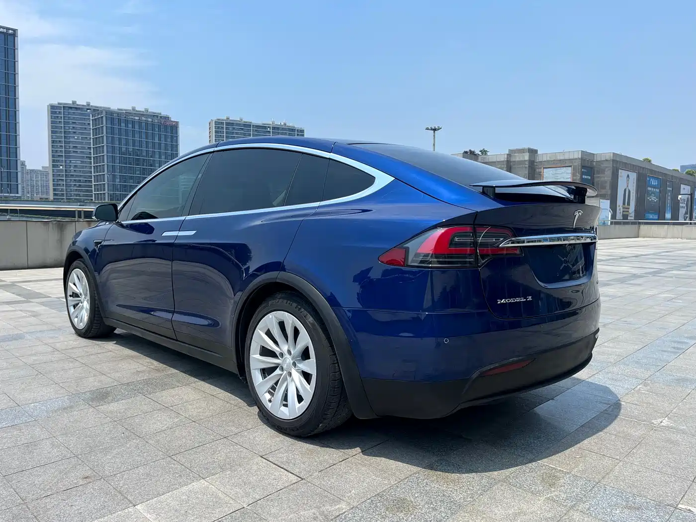 TESLA MODEL X