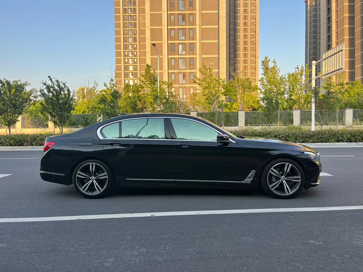 BMW 7 Series 2017 730Li Leading Edition фото 6