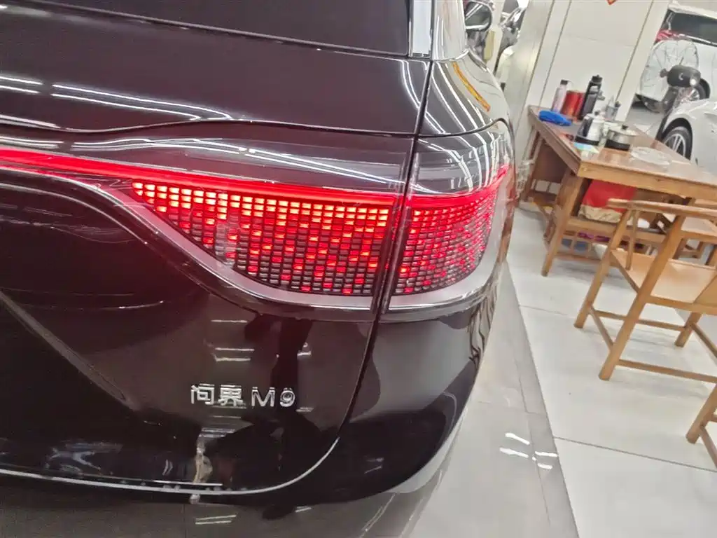 AITO Wenjie AITO M9 2025 Extended Range Ultra 52kWh 5-Seater фото 8