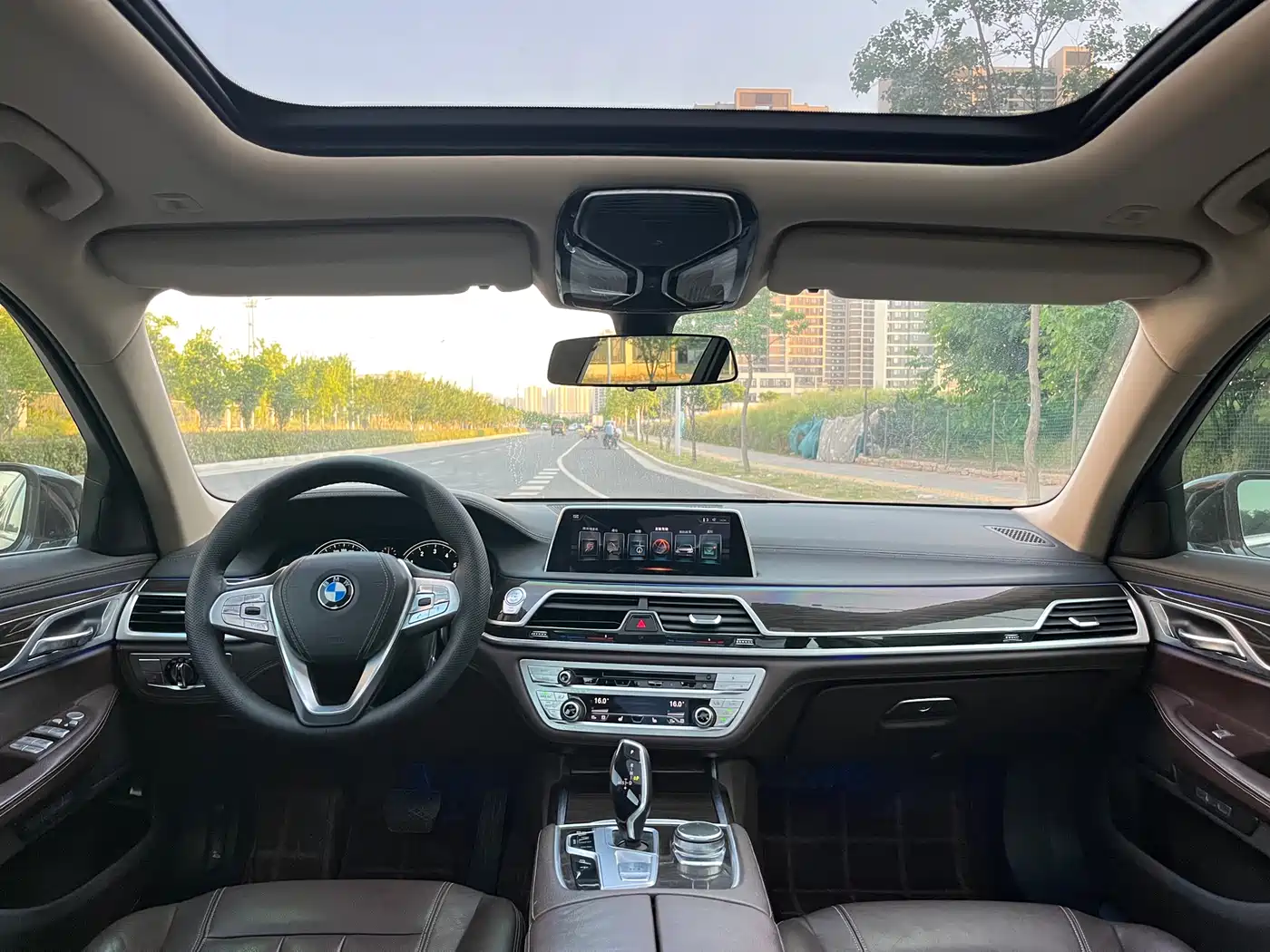 BMW 7 Series 2017 730Li Leading Edition фото 12