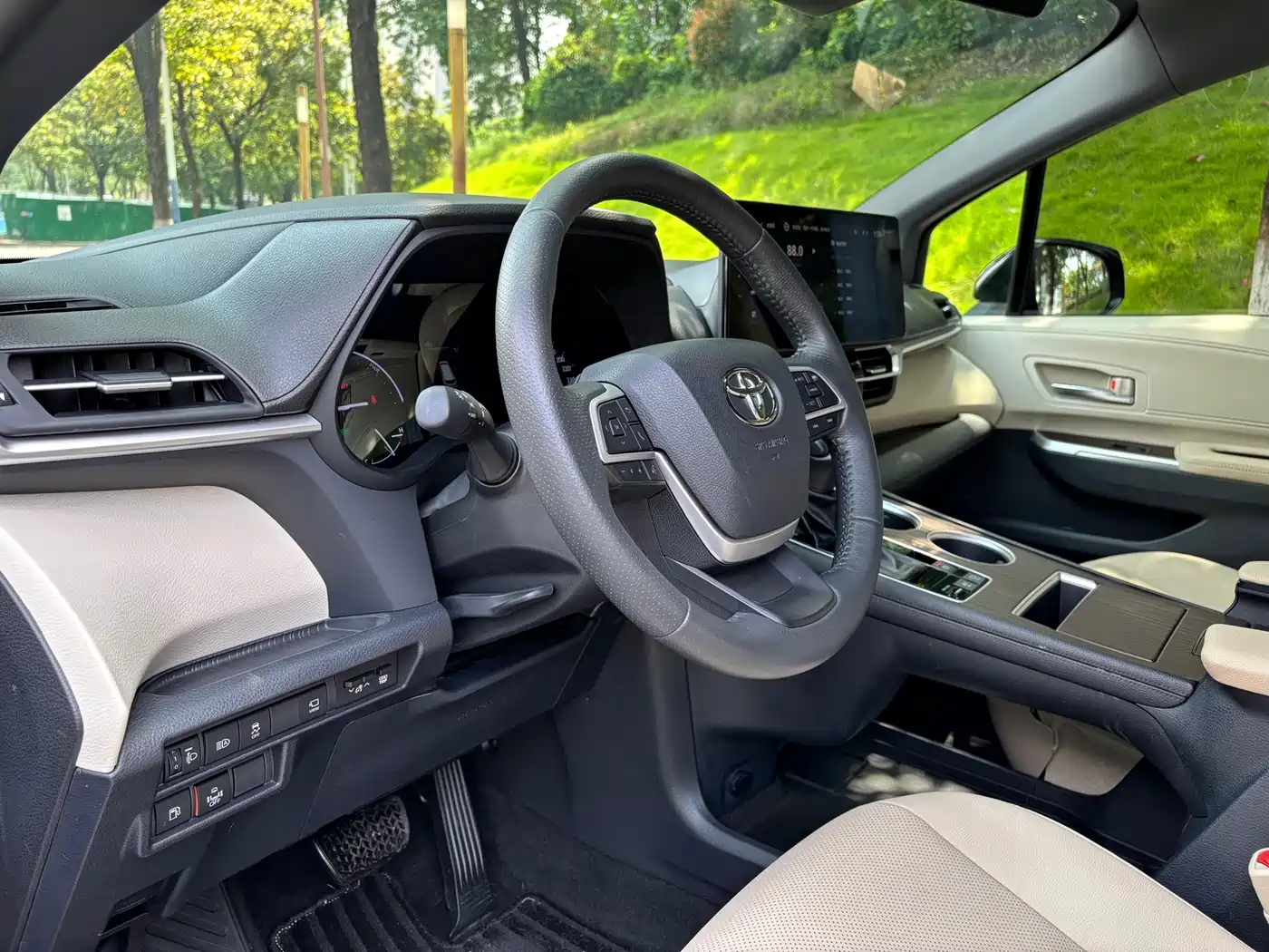 Toyota Granvia 2023 2.5L Hybrid Prestige PLUS Edition фото 10