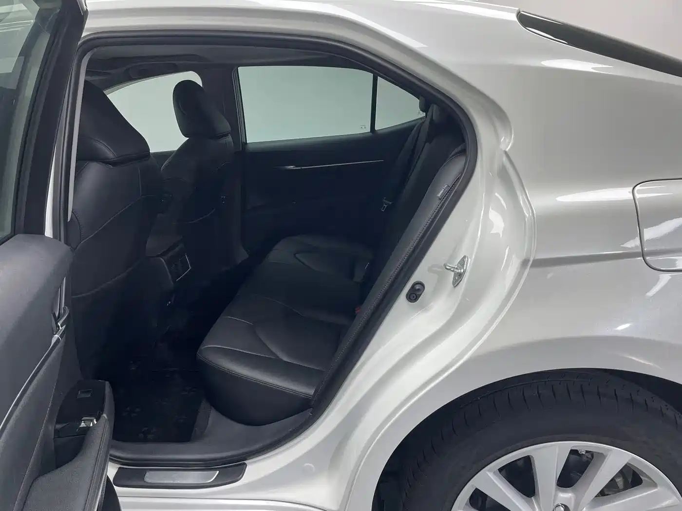Toyota Camry 2023 2.0G Luxury Edition фото 11