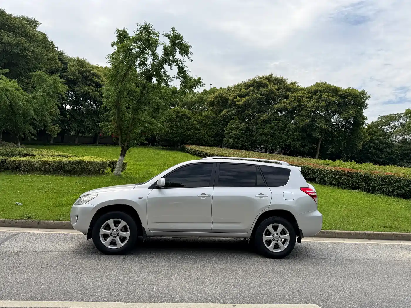 Toyota RAV4 Rongfang 2010 2.0L Automatic Luxury Upgrade Edition фото 12