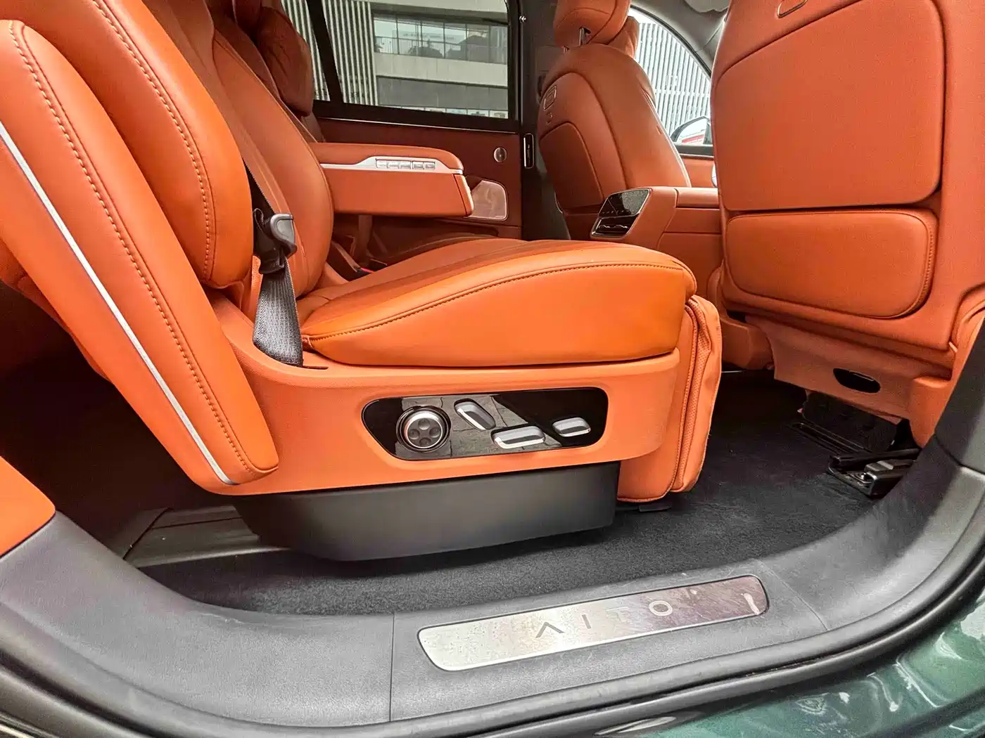 AITO Wenjie AITO M8 2025 Extended Range Ultra 53.4kWh 6-Seater фото 18