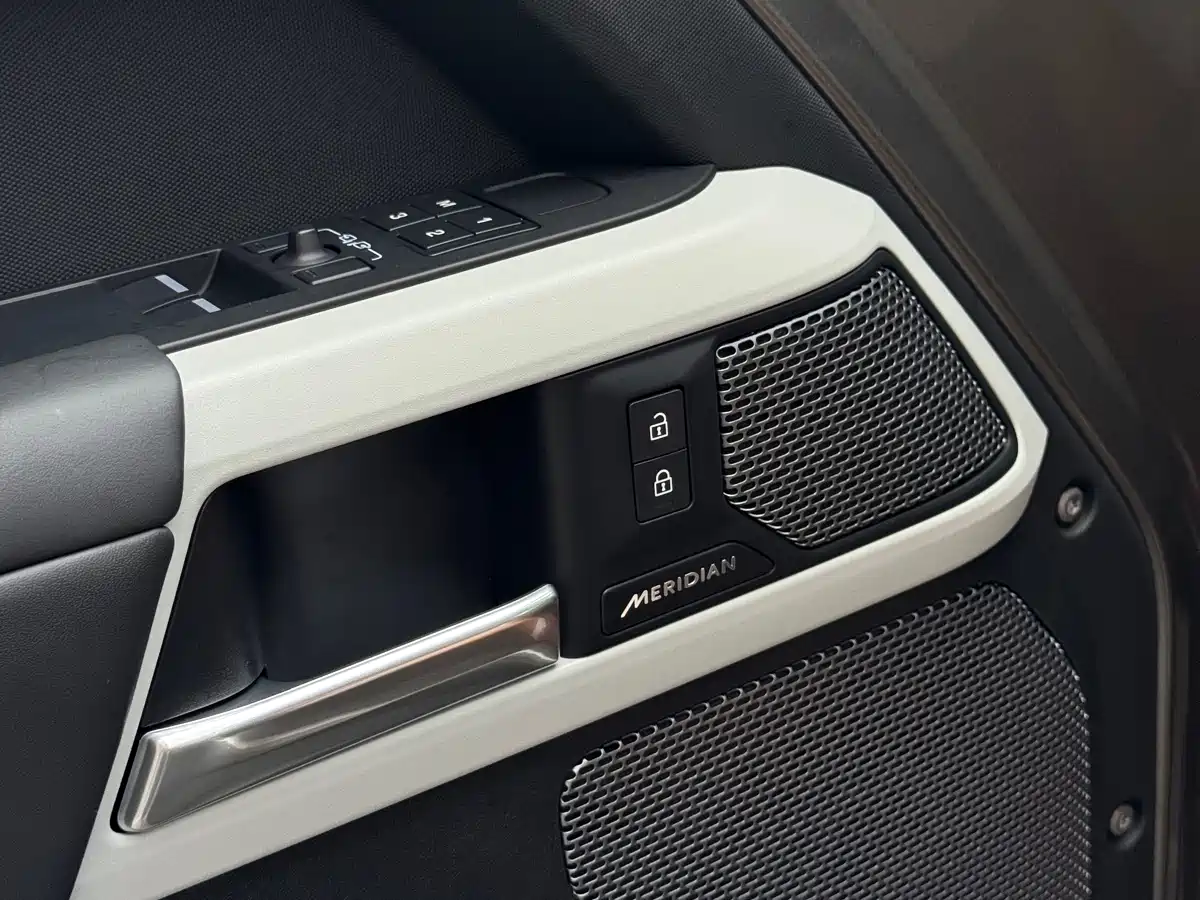 Land Rover Defender 2023 Facelift 90 3.0T P400 XS фото 9