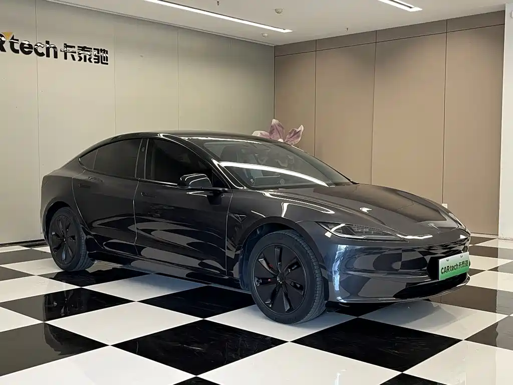 Фото 2 - Tesla Model 3