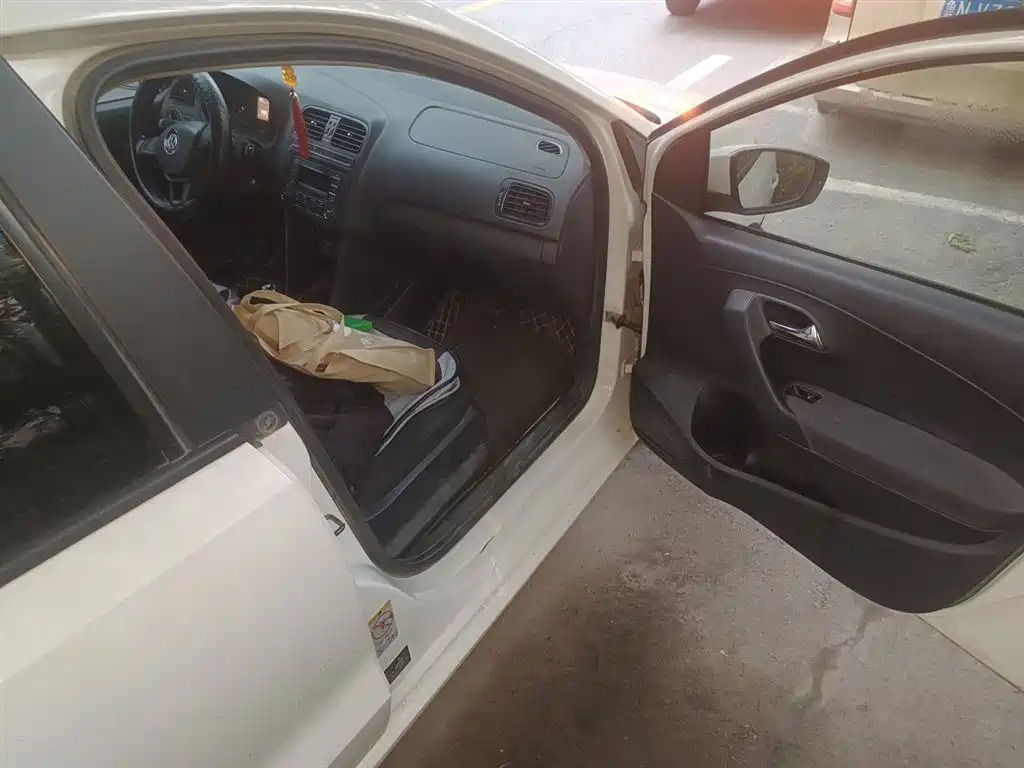 Volkswagen Polo 2014 1.4L Manual Trend Edition фото 20
