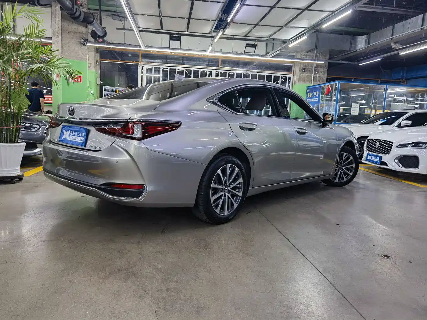 Lexus ES 2021 200 Excellence Edition фото 4