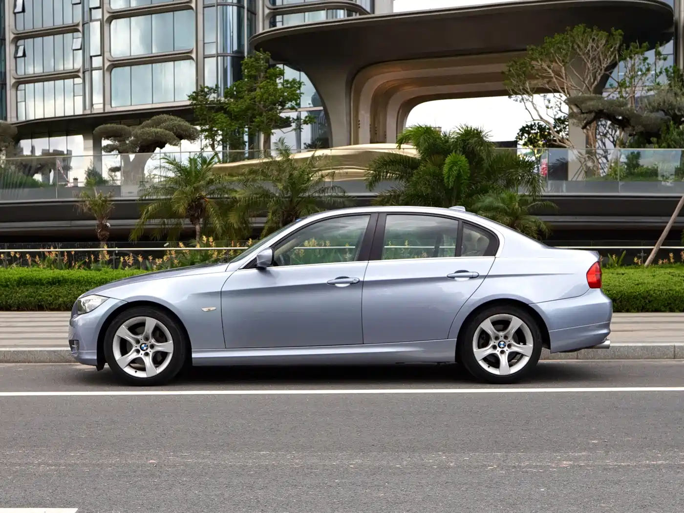 BMW 3 Series (Import) 2010 325i Luxury фото 4