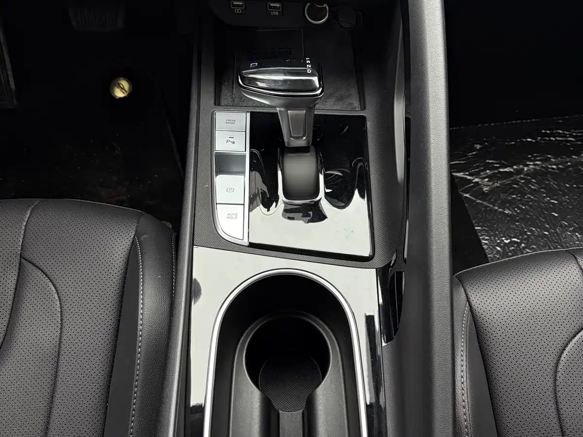 Hyundai Elantra 2023 Model 1.5L CVT LUX Premium Edition фото 11