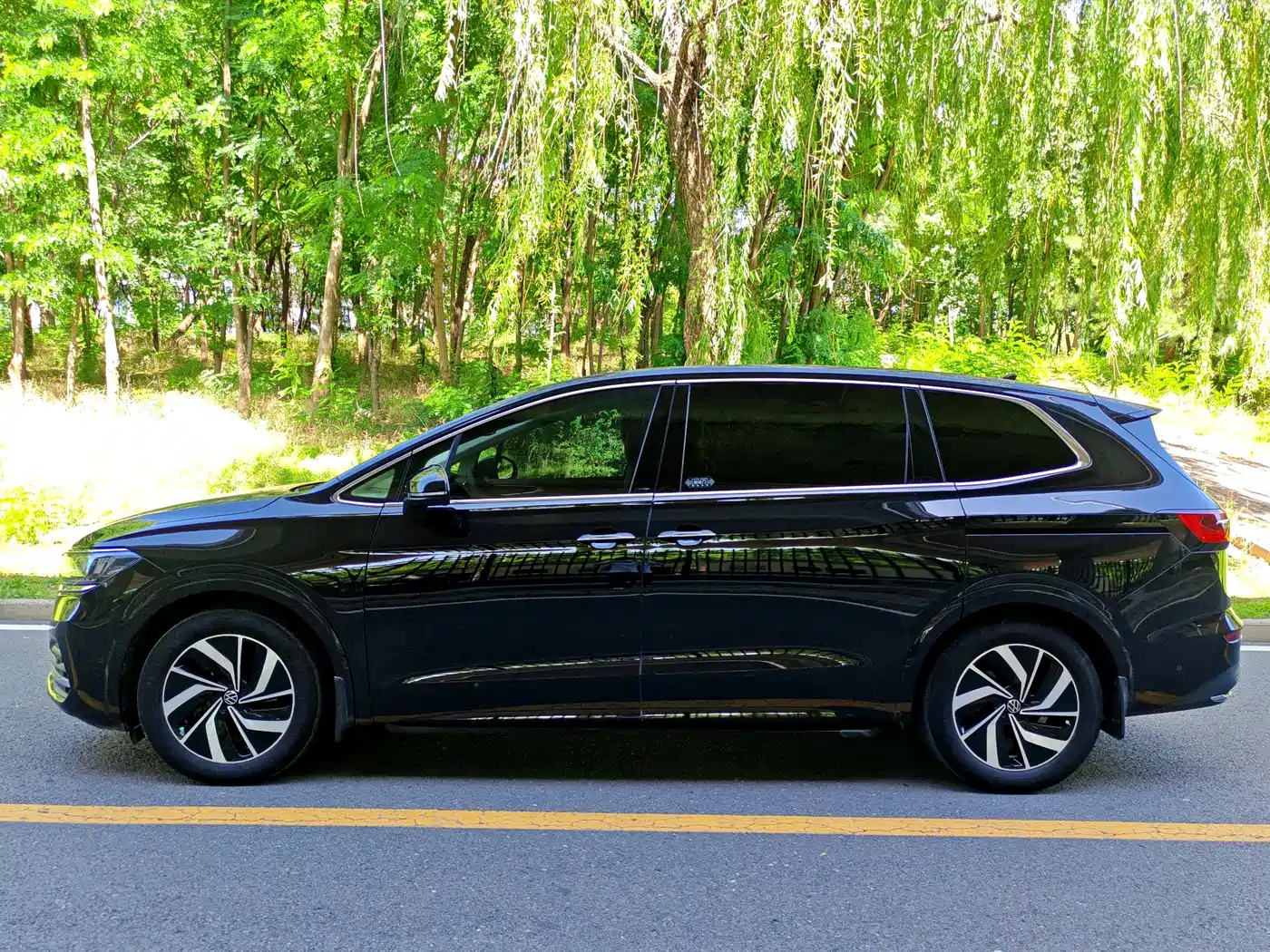 Volkswagen Viloran 2022 380TSI Premium Edition фото 3