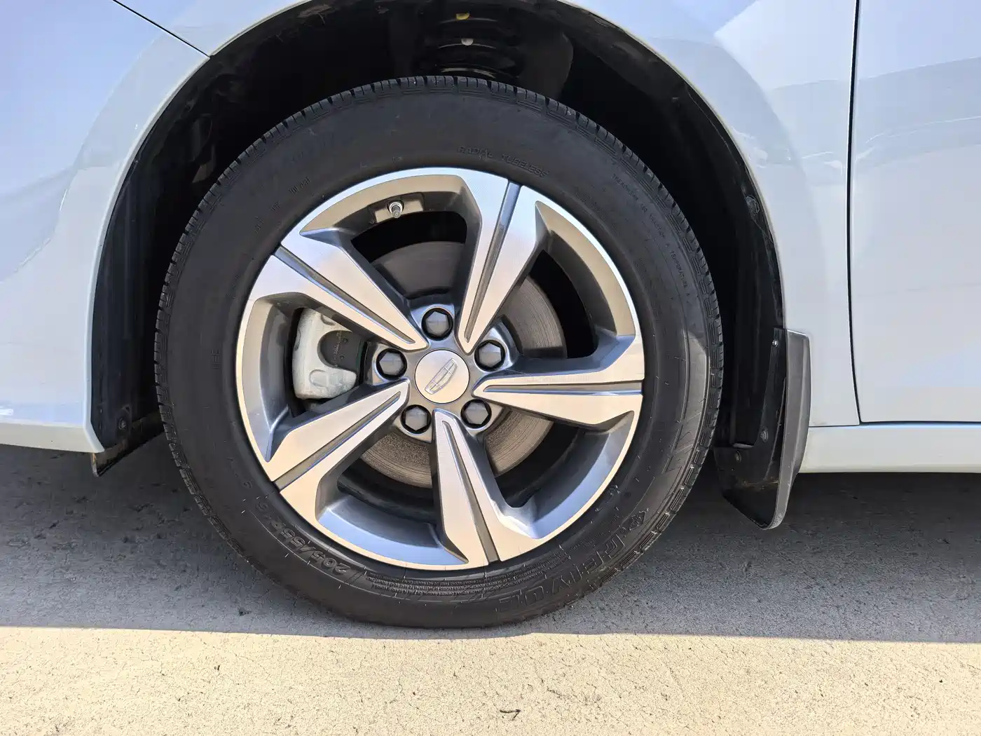 Geely Emgrand L HiP 2024 2024 Model Soaring Dragon Edition 1.5TD-DHT Pro 100KM Surpassing Type