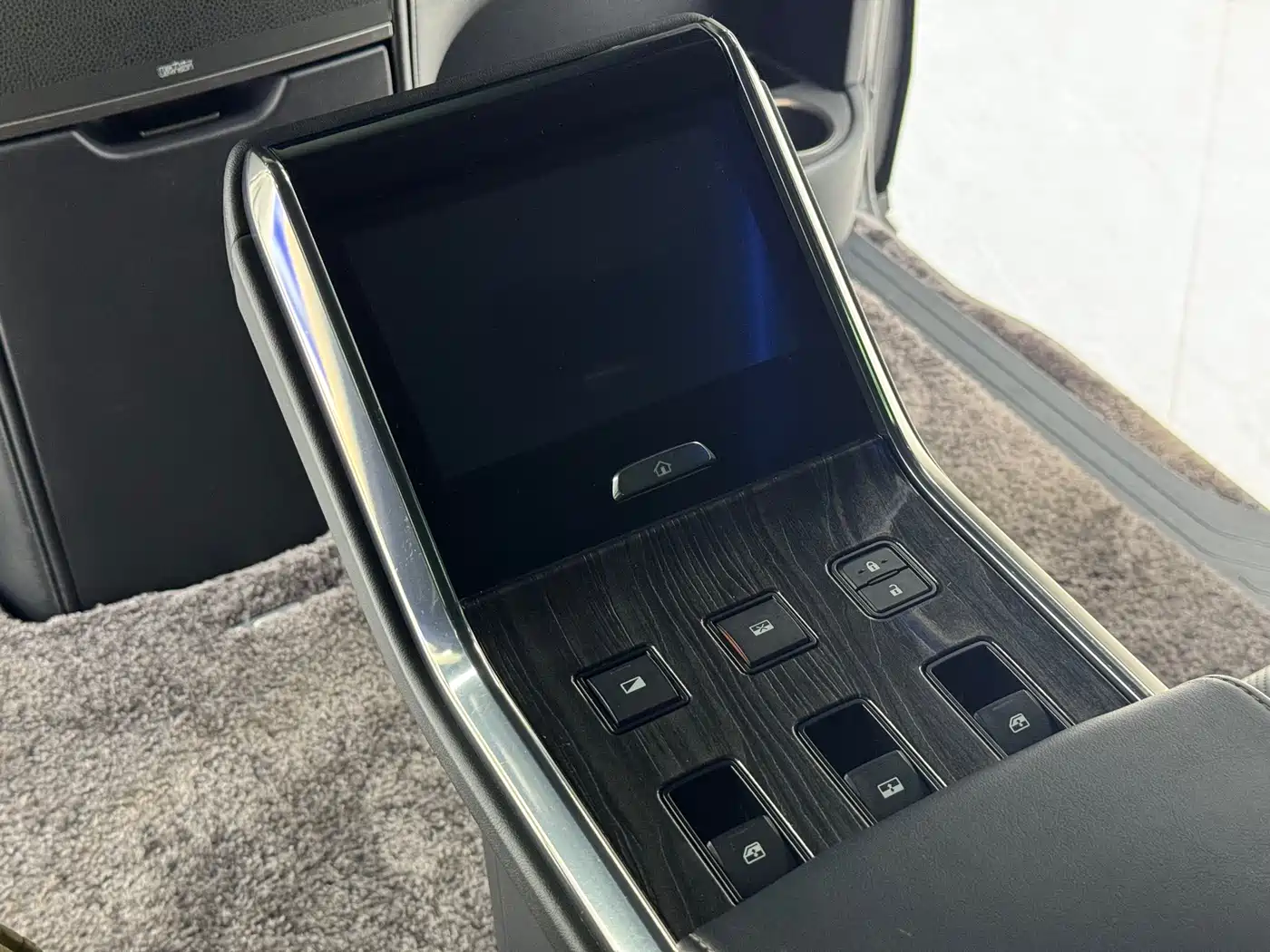 Lexus LM 2020 300h 4-Seat Imperial Edition фото 9