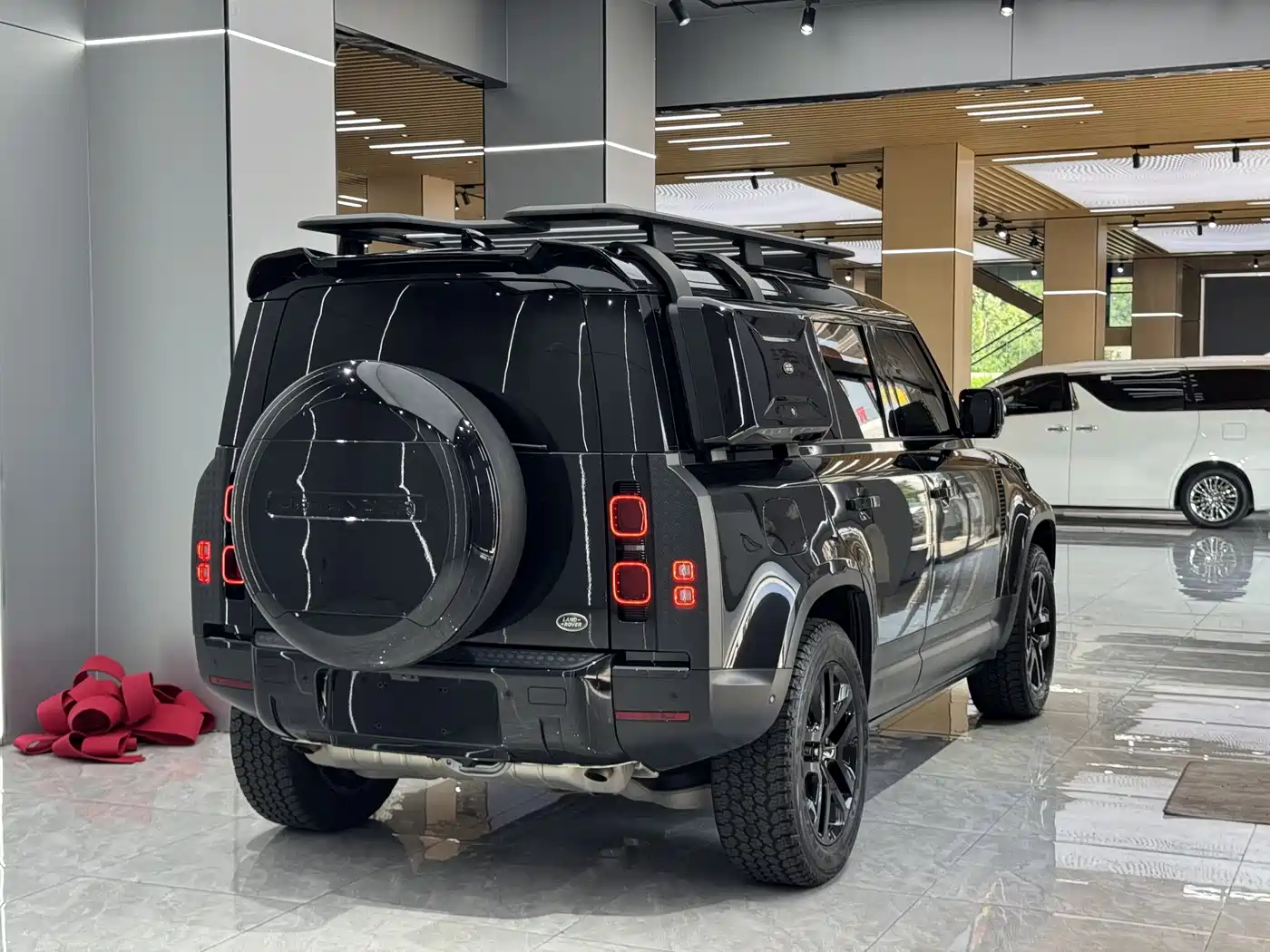 Land Rover Defender 2024 110 3.0T P400 Dark Special Edition фото 4