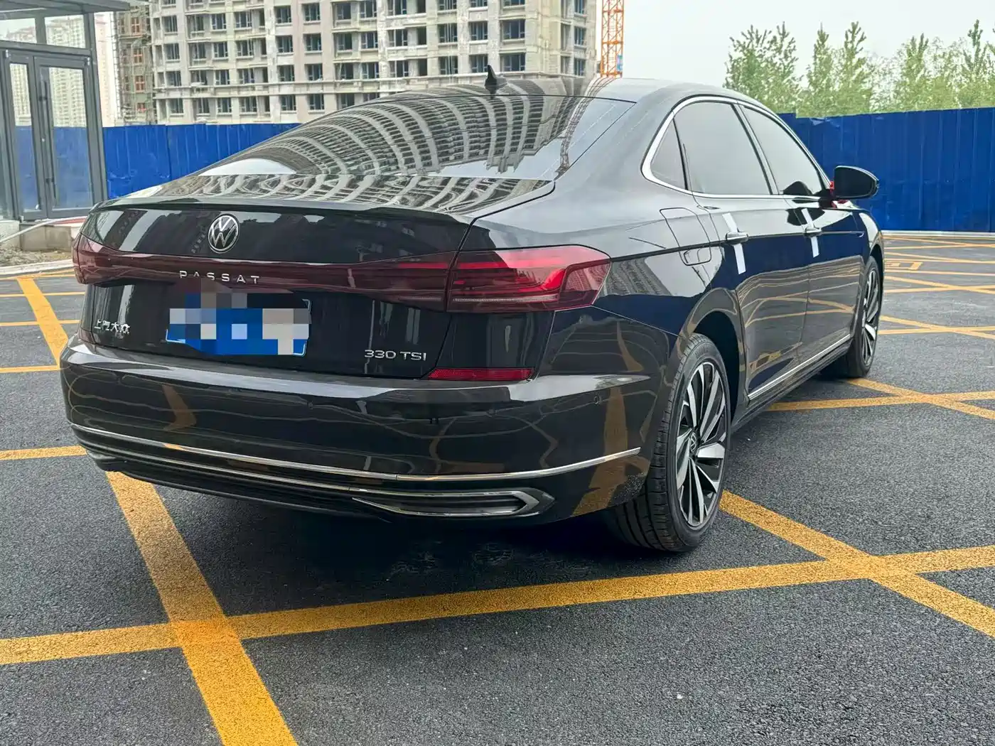 Volkswagen Passat 2022 330TSI Starlight Luxury Edition фото 4