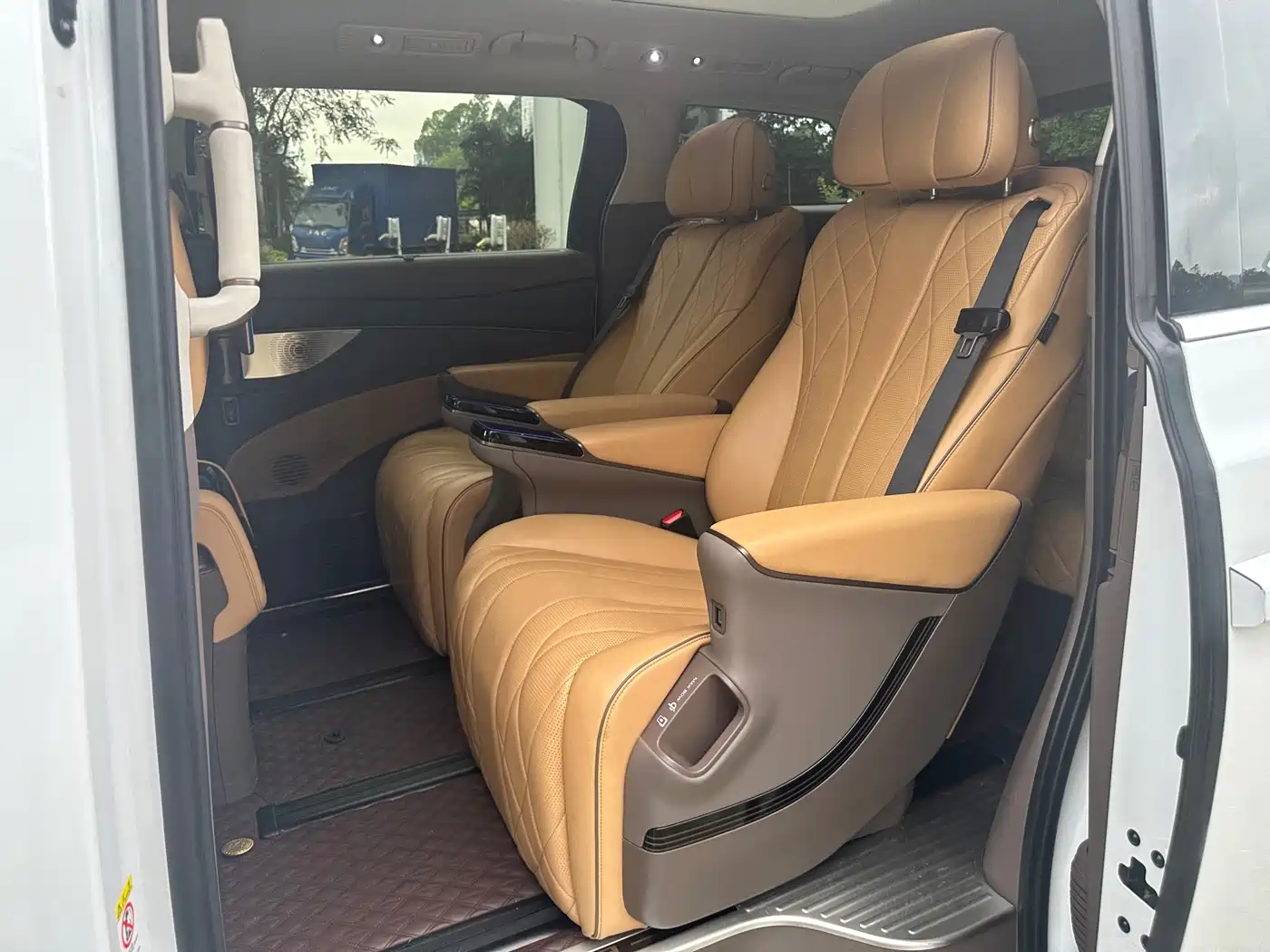 Denza D9 2022 DM-i 970 All-Wheel Drive Honor Edition фото 15