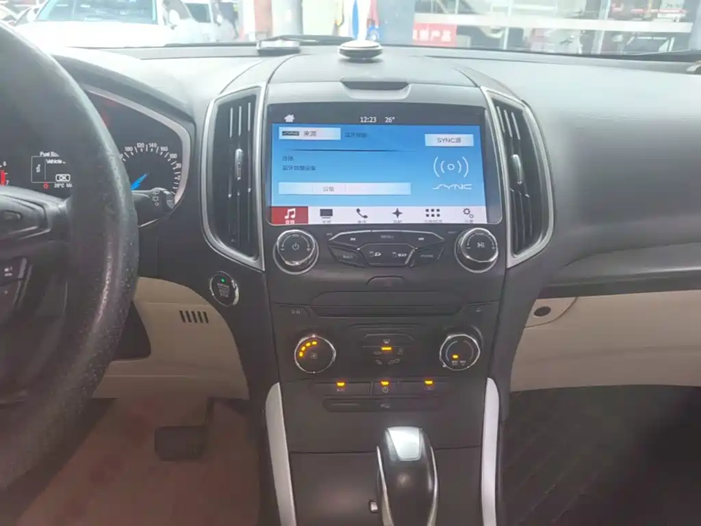 Фото 13 - Ford Edge