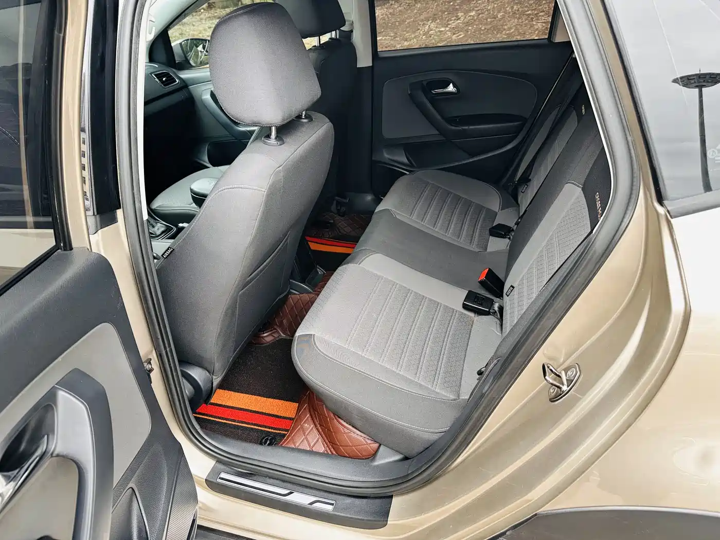 Volkswagen Polo 2014 1.6L Cross Polo Automatic фото 9