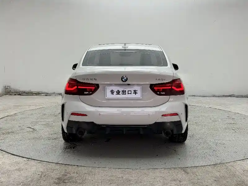 BMW 1 Series 2023 120i M Sport Shadow Edition фото 5