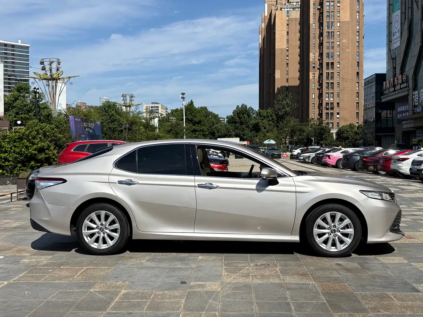 Фото 2 - Toyota Camry