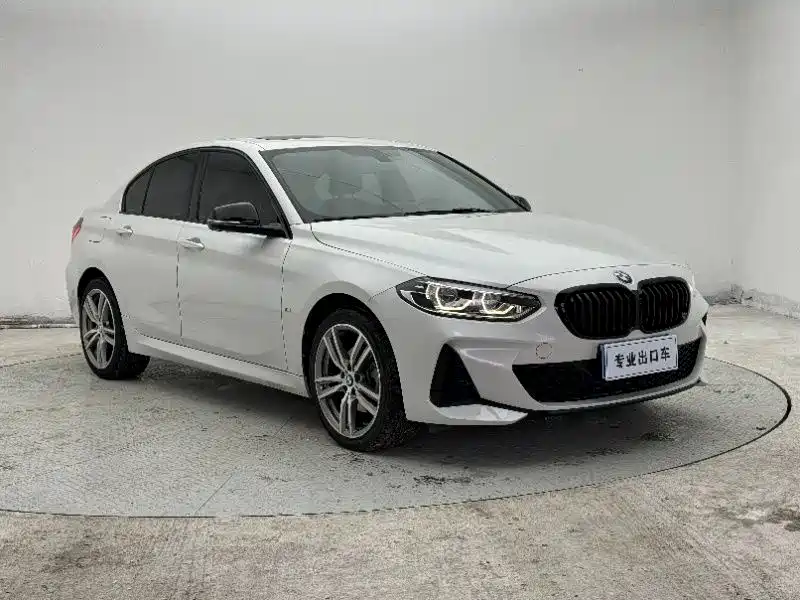 BMW 1 Series 2023 120i M Sport Shadow Edition фото 3