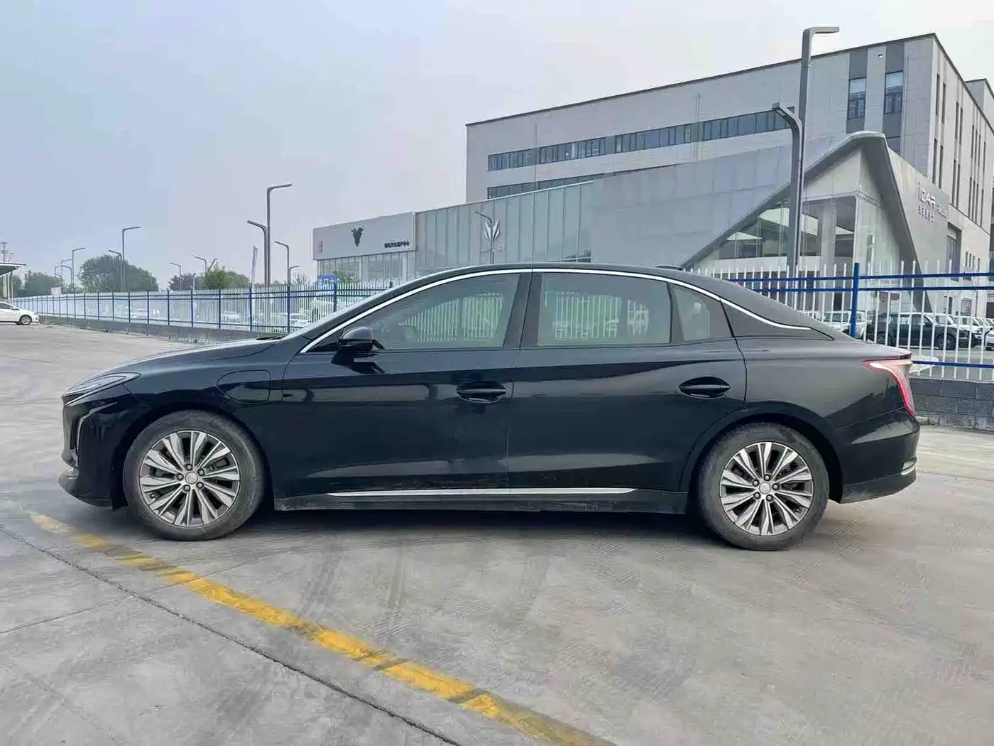 Hongqi E-QM5 2023 620km PLUS фото 7